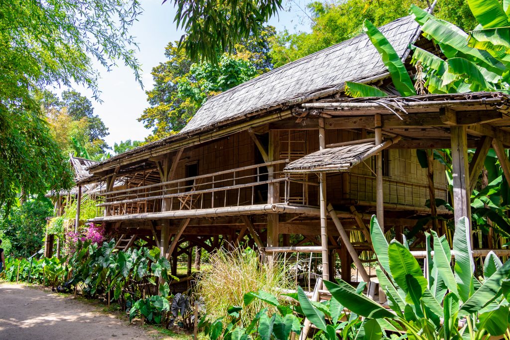 Maison sur pilotis laotienne de la bambouseraie d'anduze 