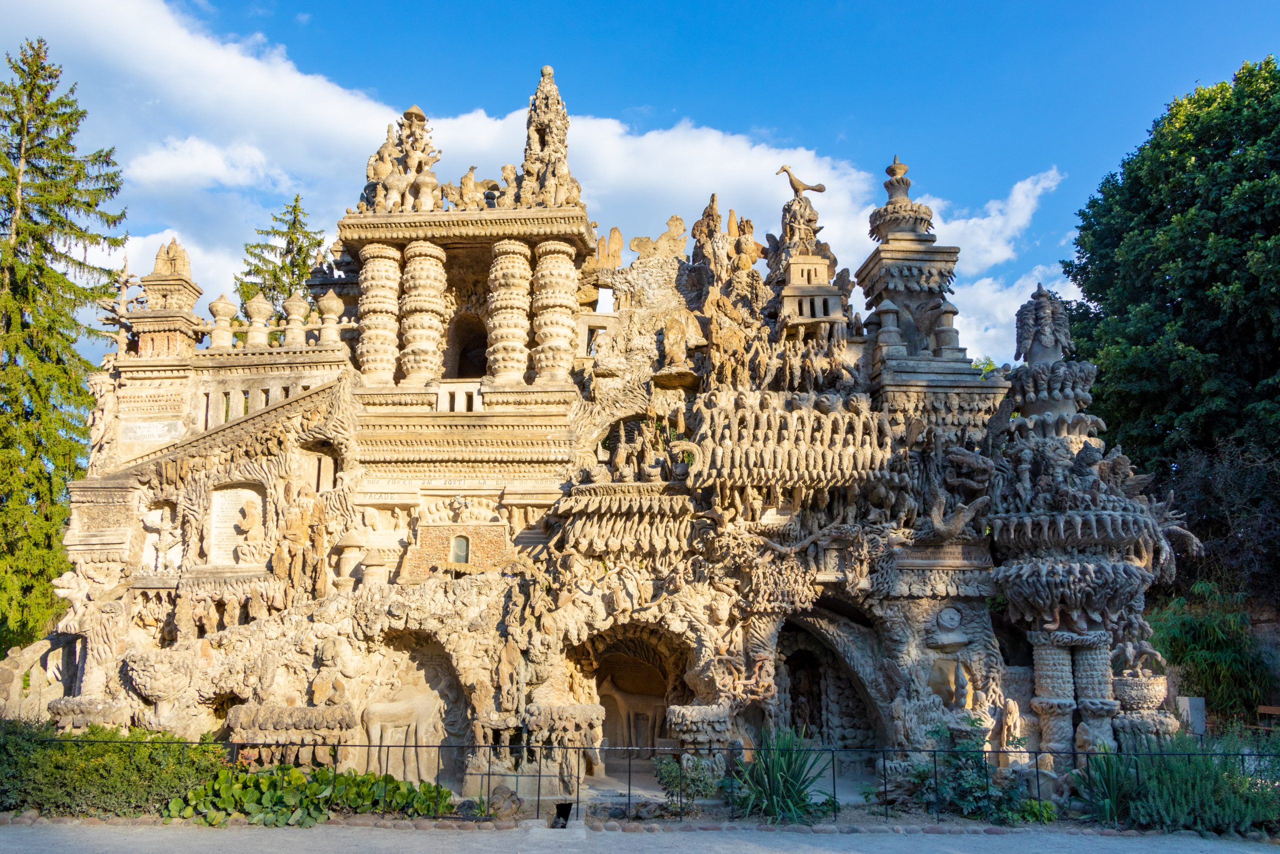 Le Palais idéal du Facteur Cheval un palais unique au monde en France Le Palais idéal du Facteur Cheval un palais unique au monde en France