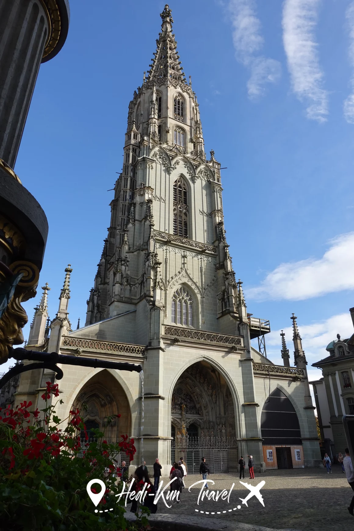 Façade gothique de la Cathédrale de Berne, la plus haute de Suisse, avec son portail sculpté représentant le Jugement Dernier