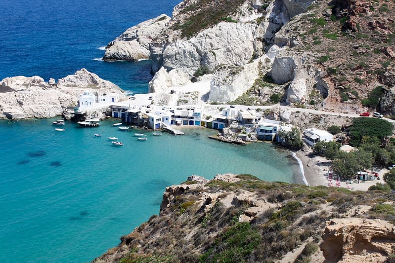 Petit village au bord de la mer Milos Grèce