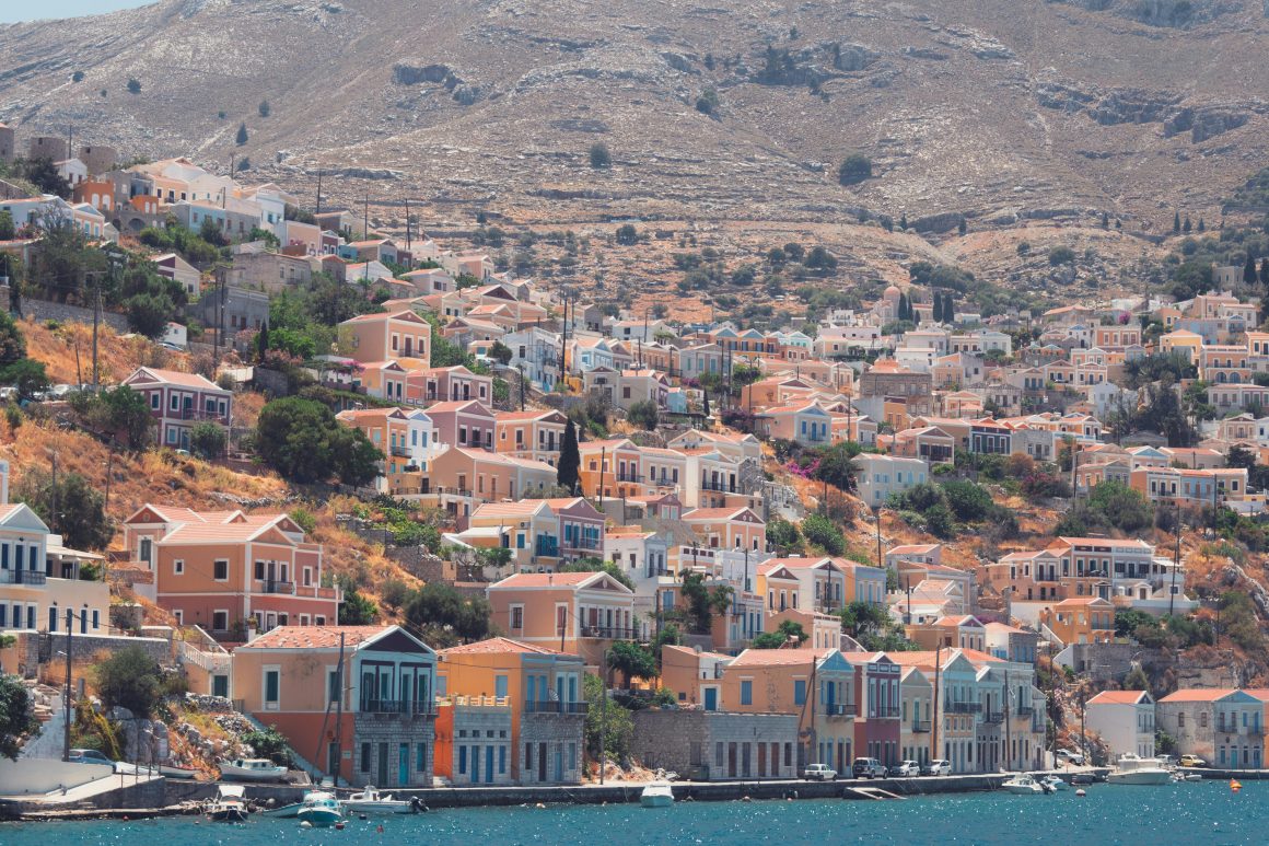Les maisons de la baie de Symi en Grèce