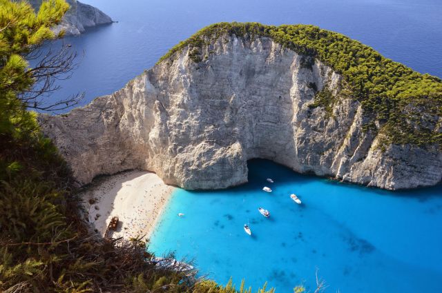 Plage de Navagio avec le célèbre bateau naufragé à Zante, Grèce