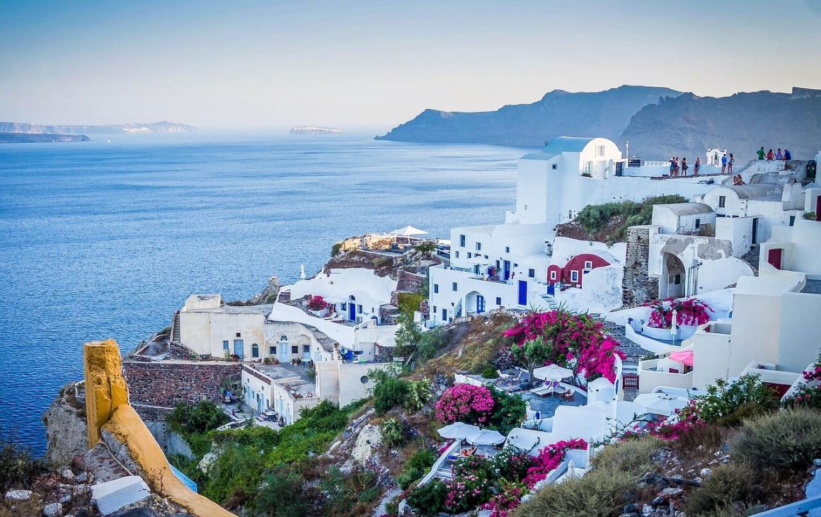 Vue sur la caldeira de Santorin avec maisons blanches et dômes bleus, îles grecques