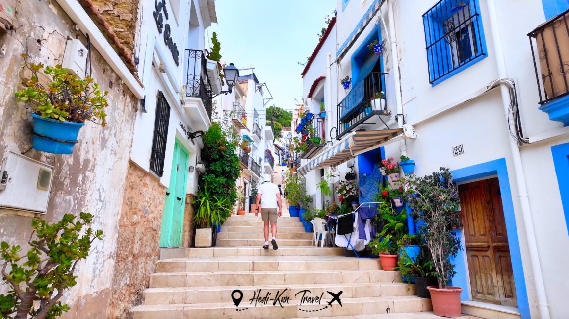 Balade dans le quartier Santa Cruz à Alicante, entre ruelles fleuries, escaliers et vues typiques de la vieille ville