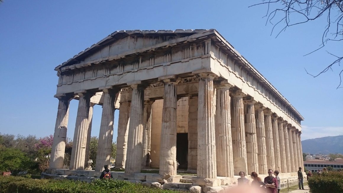Temple d’Héphaïstos dans l’Agora antique d’Athènes, entouré de ruines historiques, site clé pour que faire à Athènes.