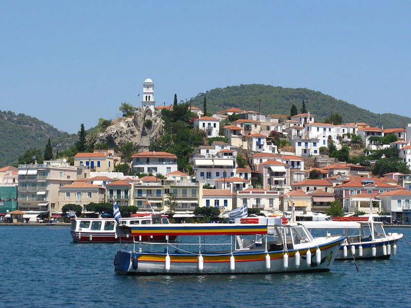 Vue sur le port de Poros