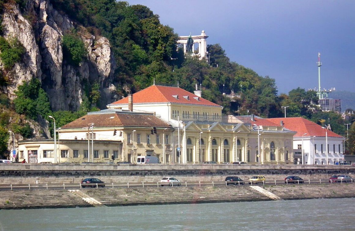 Piscine panoramique sur le toit des Bains Rudas avec vue sur le Danube et Pest à Budapest.