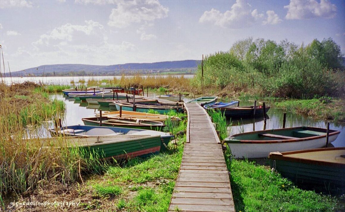 Barques sur les eaux du lac Balaton en été, la mer hongroise.