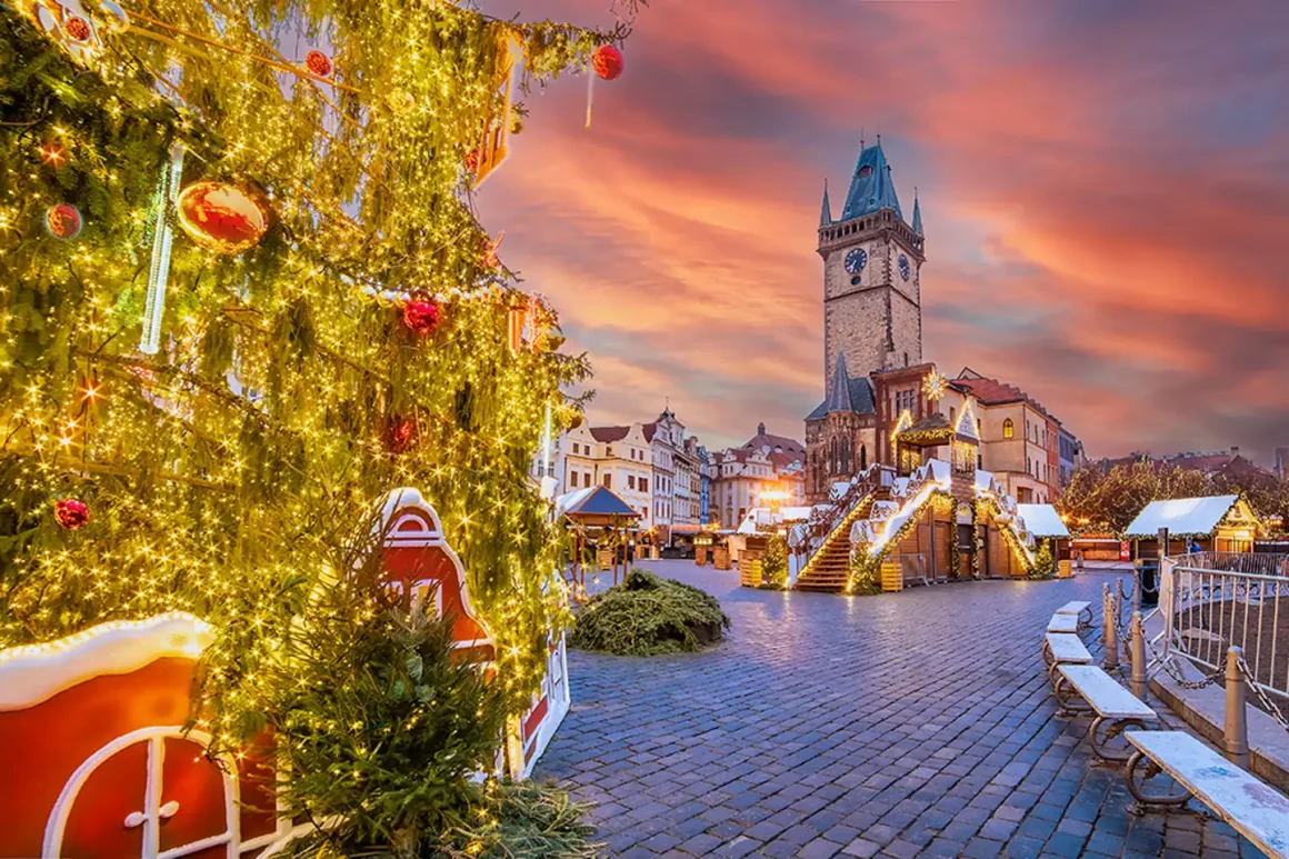 Marché de Noël scintillant sur la Place de la Vieille-Ville à Prague