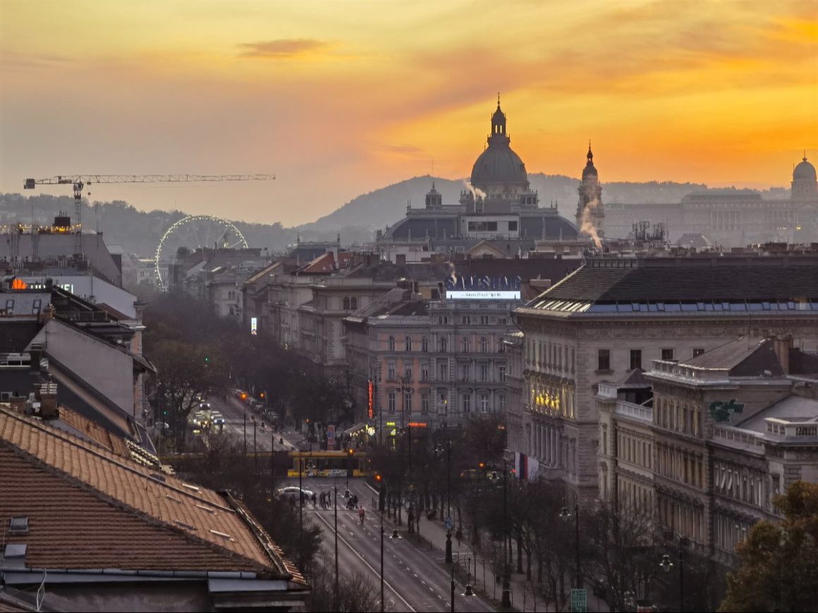 Vue plongeante sur les toits et les façades des bâtiments historiques de l'avenue Andrássy, classée à l'UNESCO.