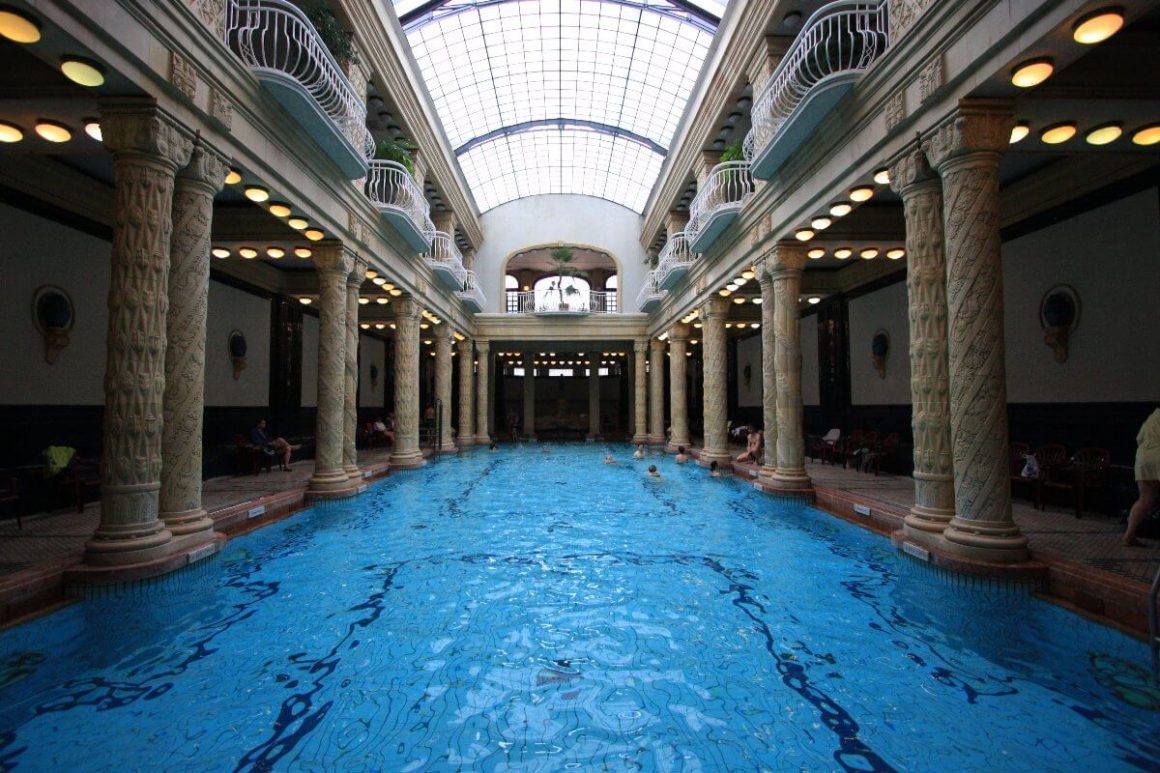 Intérieur de la piscine principale des Bains Gellért, avec ses mosaïques et son architecture Art Nouveau.