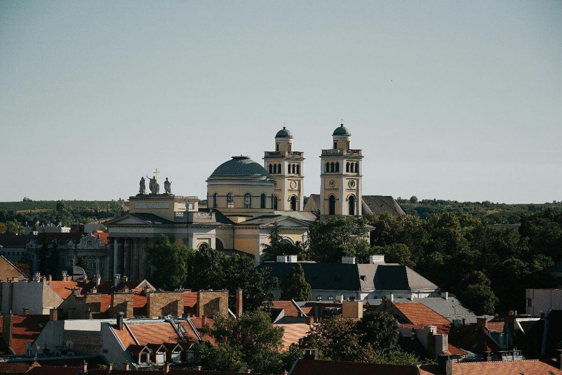Vue sur la basilique néoclassique d'Eger, dominant les toits de la ville en Hongrie.