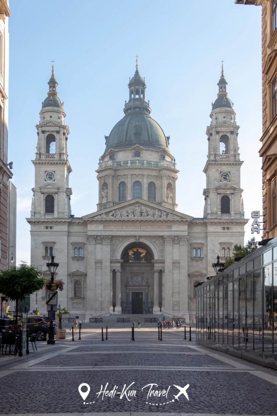 Façade et dôme de la Basilique Saint-Étienne sur sa place animée, au cœur de Budapest.