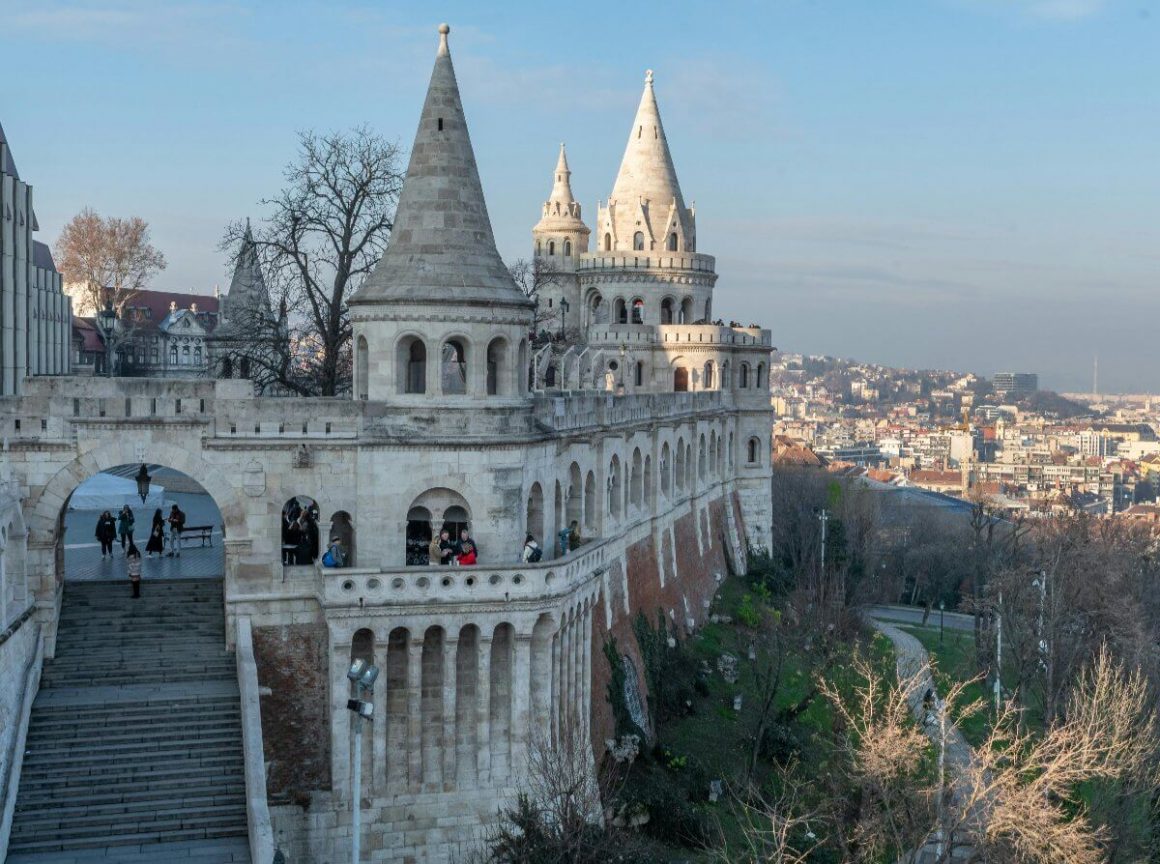 Vue sur le Parlement de Budapest à travers les arches blanches du Bastion des Pêcheurs, dans le quartier du Château de Buda.