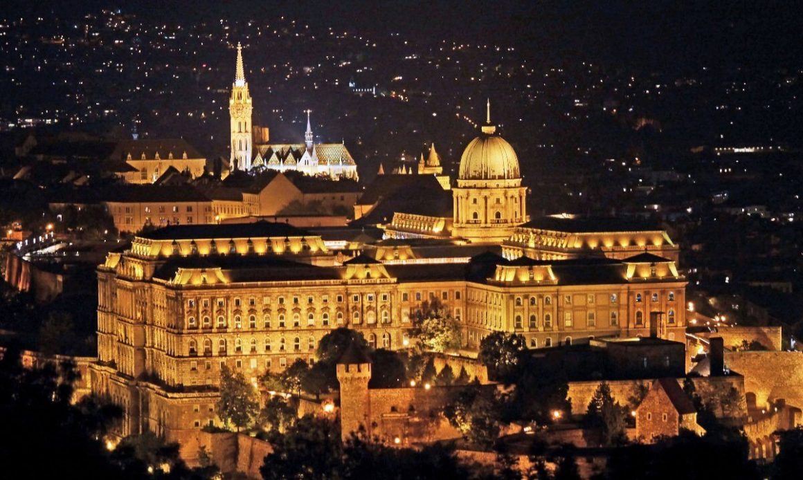Vue sur le Parlement de Budapest à travers les arches blanches du Bastion des Pêcheurs, dans le quartier du Château de Buda.