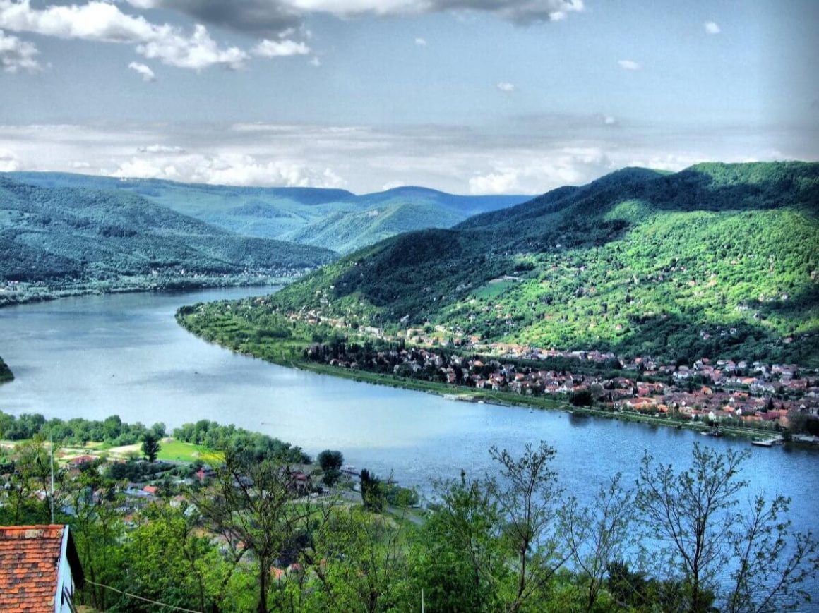 Vue panoramique sur la boucle du Danube et la ville en contrebas, prise depuis la citadelle de Visegrád en Hongrie.