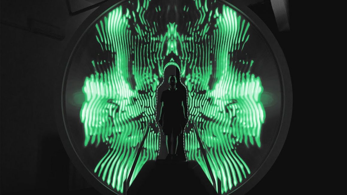 Salle de projection immersive avec des visuels psychédéliques au Cinema Mystica.