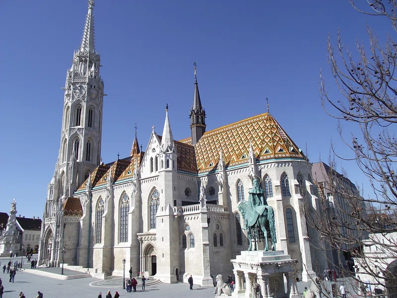 Façade et dôme de la Basilique Saint-Étienne sur sa place animée.