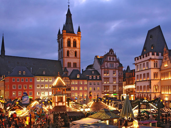 La Grand-Place (Markt) de Bruges en hiver avec sa patinoire et son marché de Noël