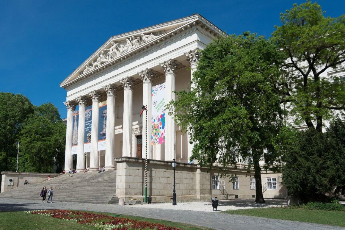 Façade néoclassique et escalier monumental du Musée National Hongrois.