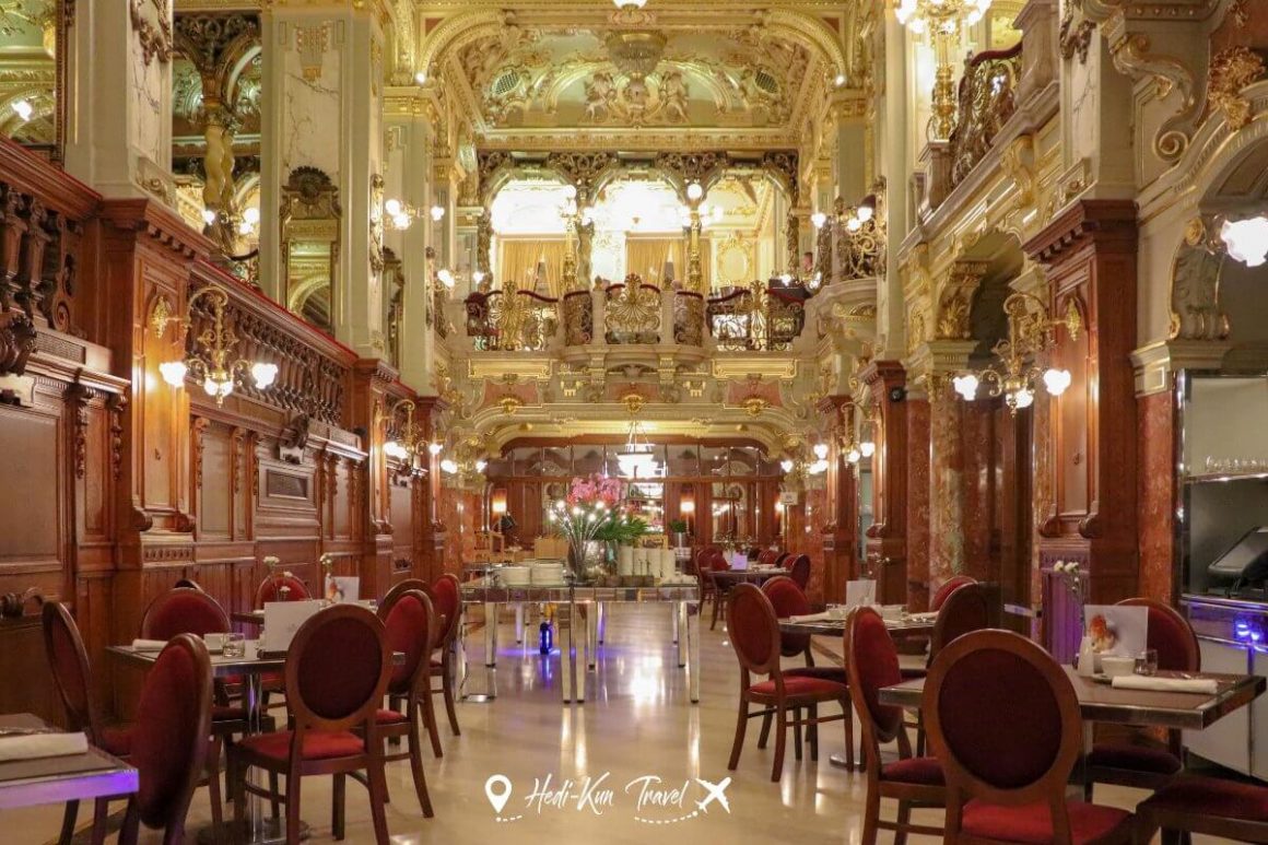 Intérieur opulent et doré du New York Café, le plus beau café du monde à Budapest.