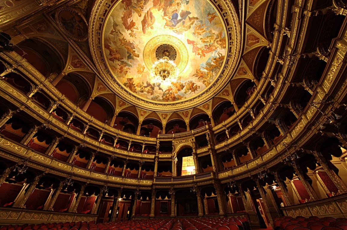 Intérieur somptueux de l'auditorium de l'Opéra d'État hongrois à Budapest, avec ses dorures et son lustre.