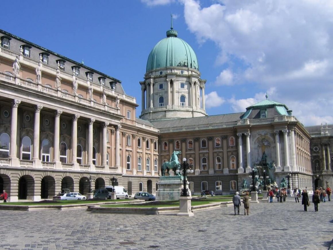 La façade imposante du Palais Royal, aussi appelé Château de Buda, dominant le Danube à Budapest.