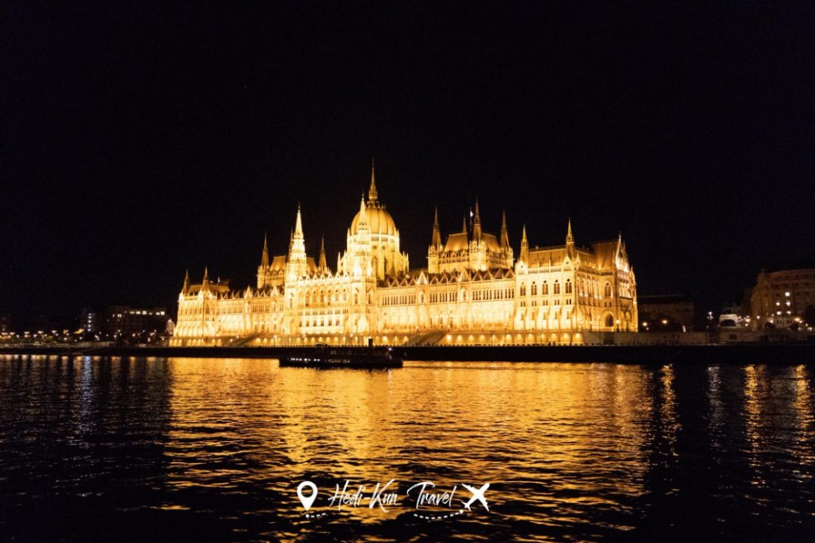 Le majestueux Parlement hongrois illuminé la nuit, vu depuis les rives du Danube à Budapest.