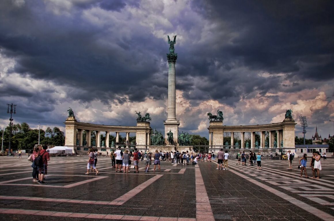 Le Monument du Millénaire et les statues de la Place des Héros.