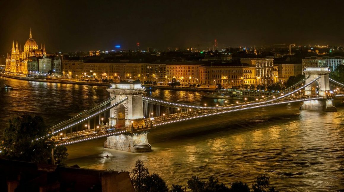 Le Pont des Chaînes Széchenyi et ses lions de pierre, avec le Château de Buda en arrière-plan à Budapest.