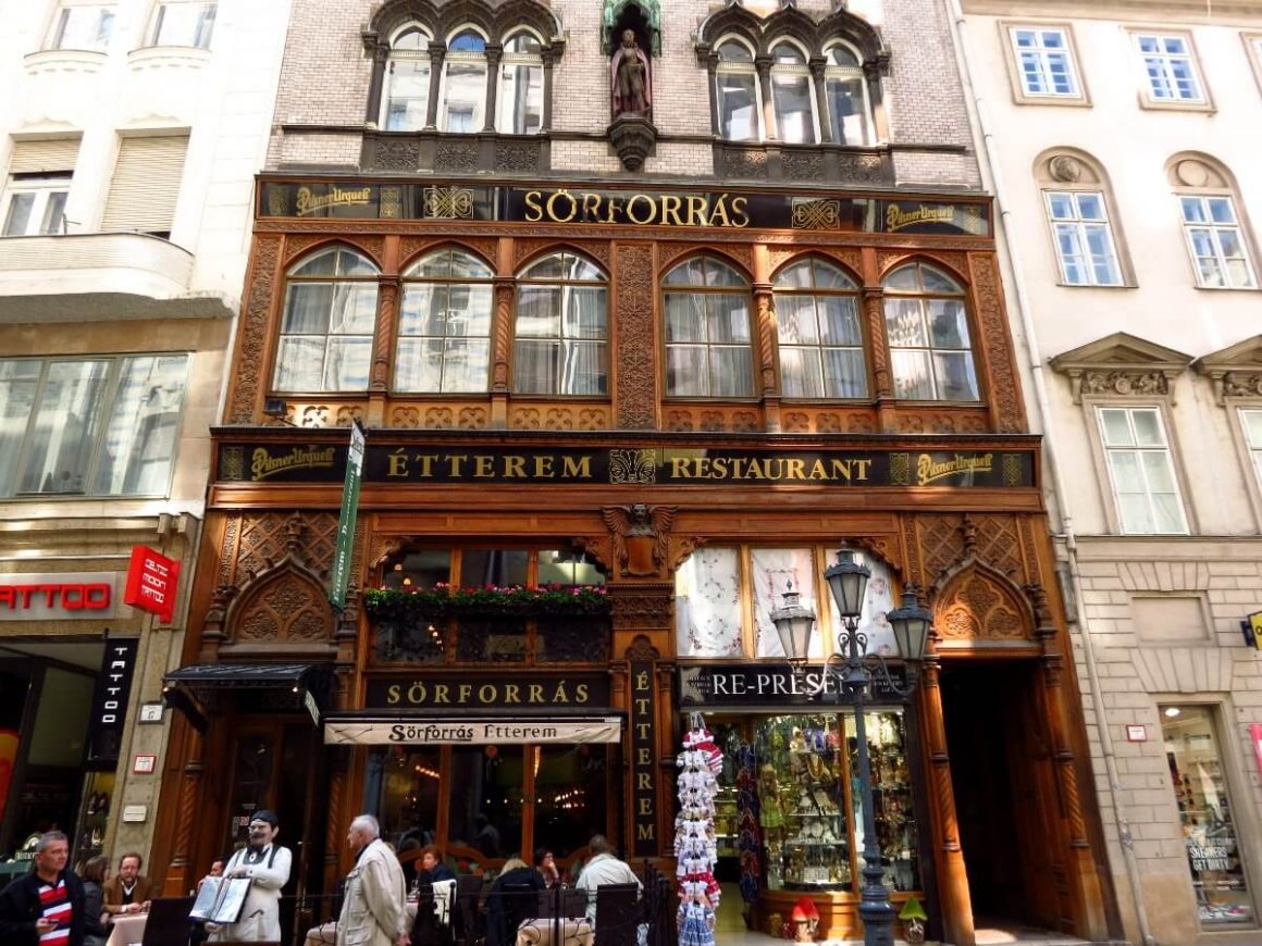 Bâtiments historiques et passants sur Váci utca, la principale rue commerçante piétonne du centre de Budapest.
