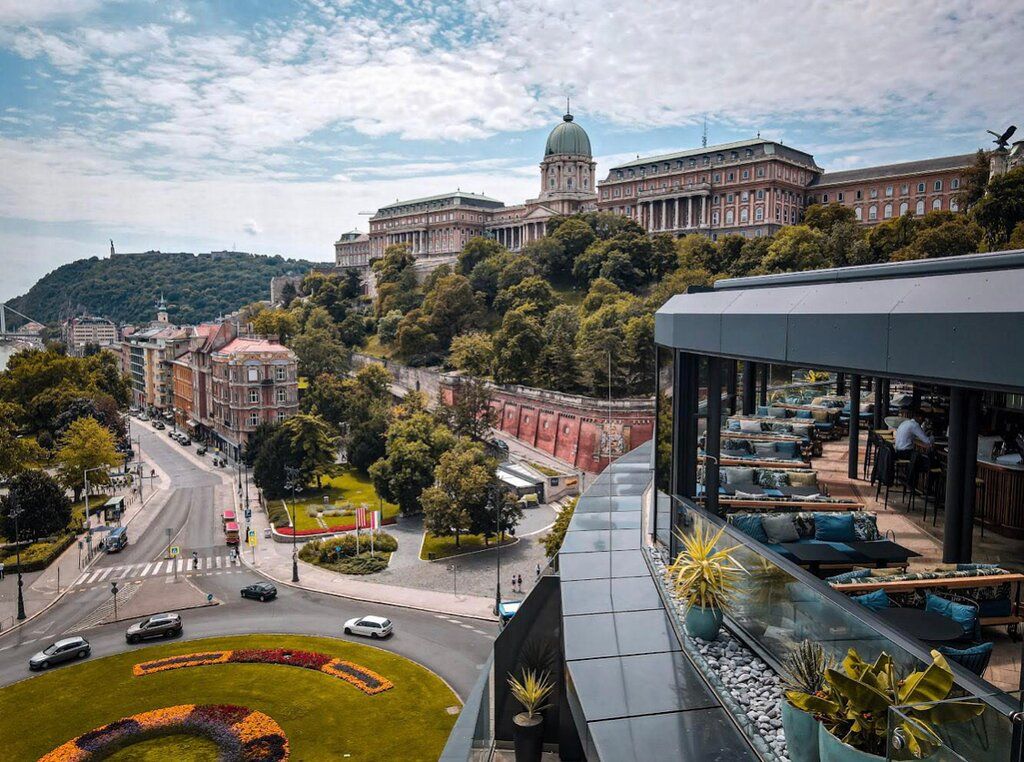 Vue sur le Parlement depuis le Leo Rooftop Bar à Budapest.