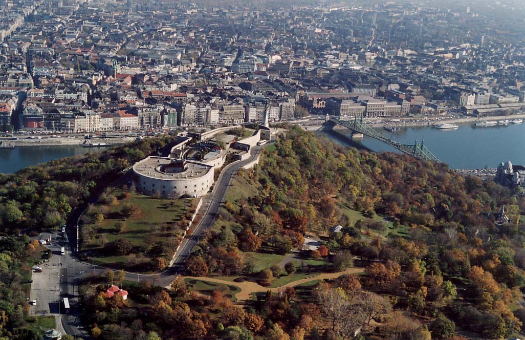 Vue panoramique sur le Danube et les ponts de Budapest, prise depuis la Citadelle sur le Mont Gellért.