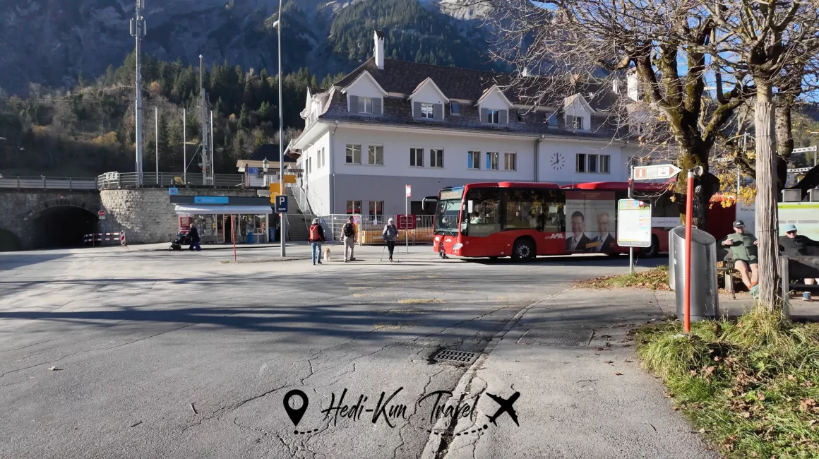 Arrêt de bus à Kandersteg pour se rendre au lac de Blausee