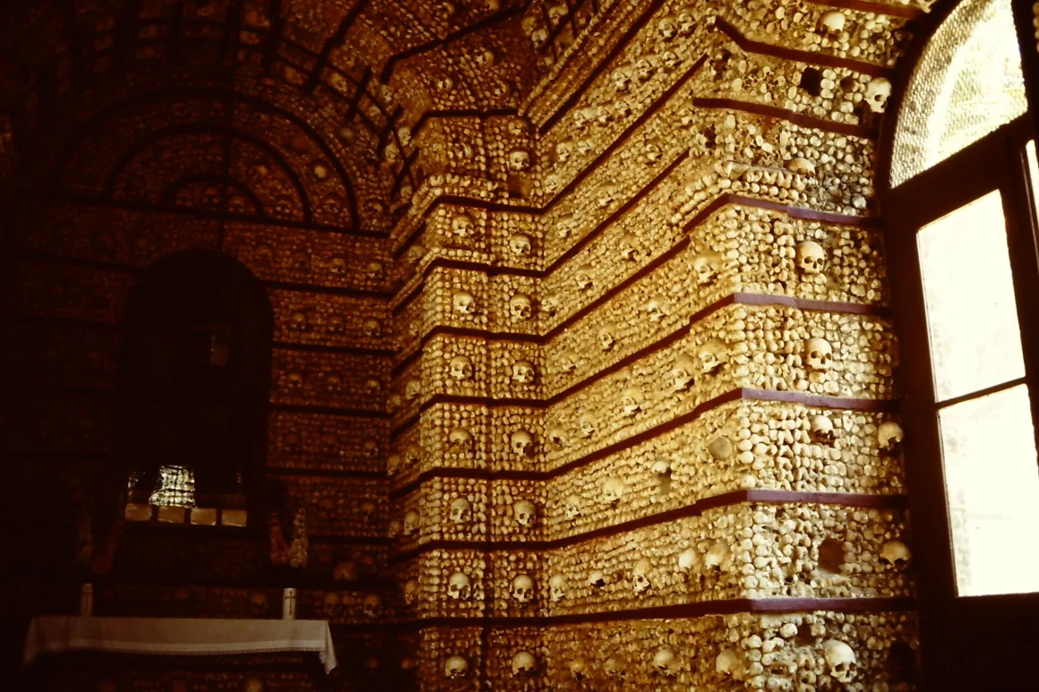 La Capela dos Ossos faro