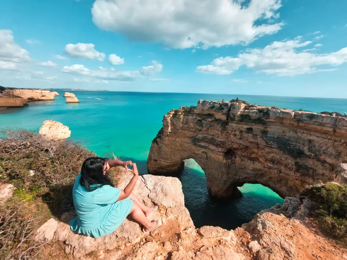 Falaises en forme de coeur de Praia da Marinha en Algarve, 