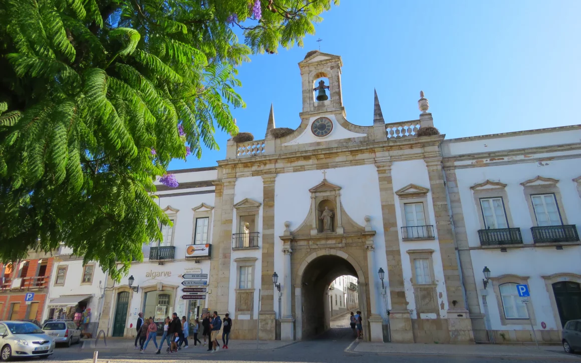 Arco da Vila, porte d'entrée monumentale de la vieille ville fortifiée de Faro au Portugal