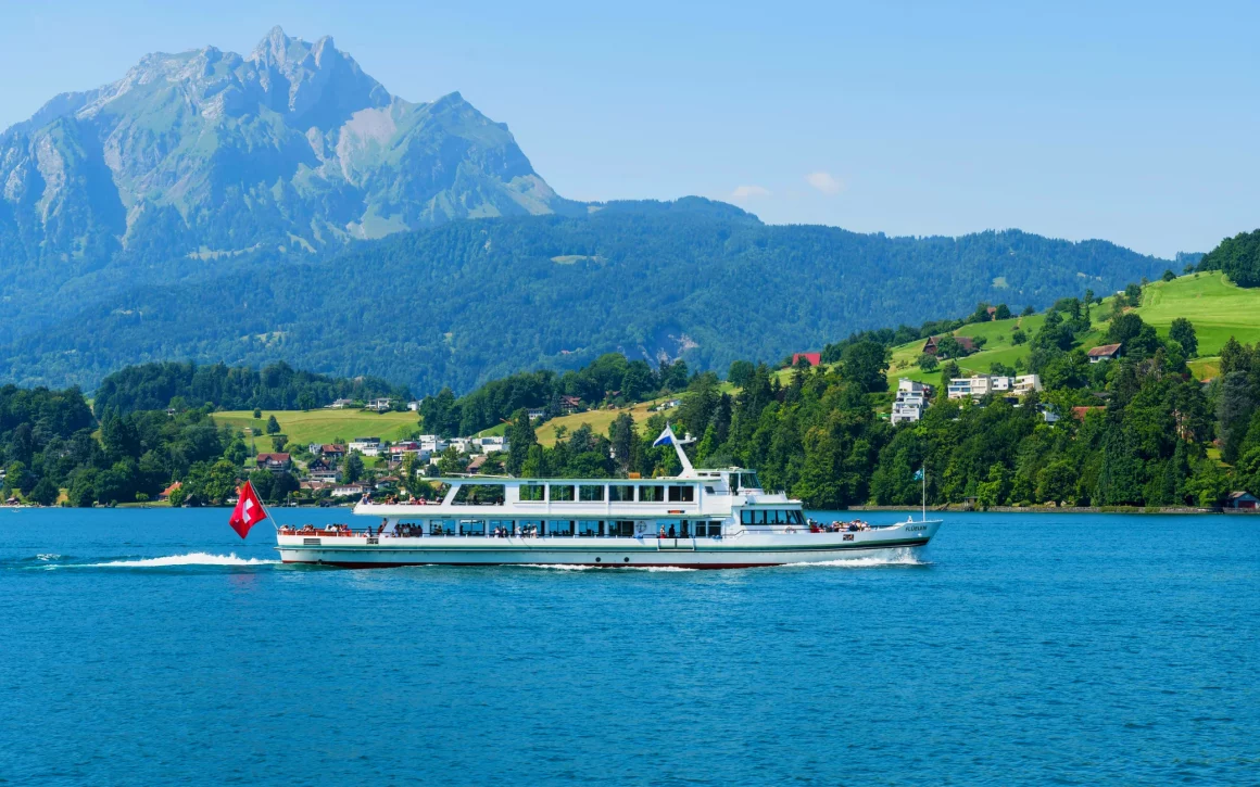 Bateau de croisière sur le lac de Thoune avec vue sur les Alpes bernoises en Suisse