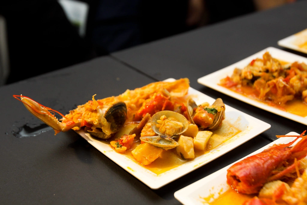 Cataplana de fruits de mer servie dans un restaurant traditionnel de Faro en Algarve