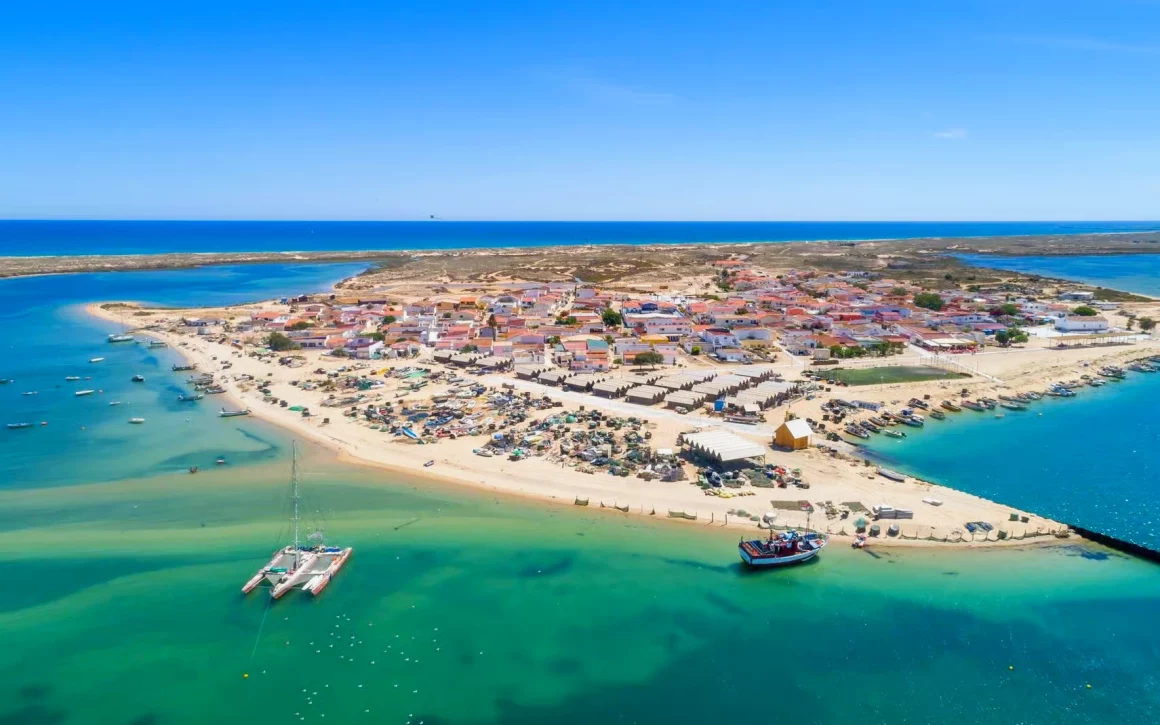 Eaux turquoise et îles de la Ria Formosa vues depuis un bateau d'excursion en Algarve