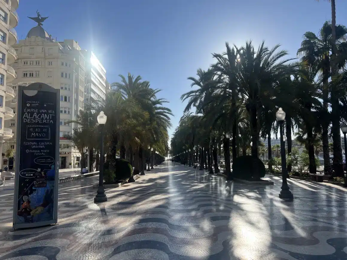 Promenade de l'Explanada de España à Alicante bordée de palmiers