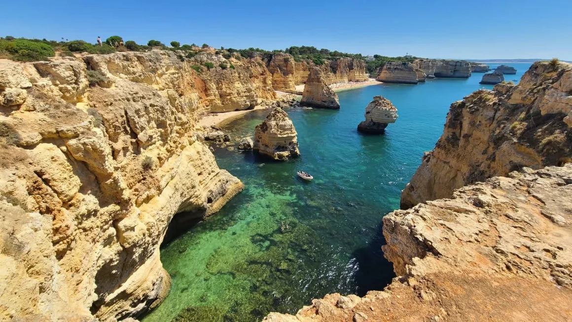 Falaises dorées et eaux turquoise de Praia da Marinha en Algarve, une des plus belles plages d'Europe