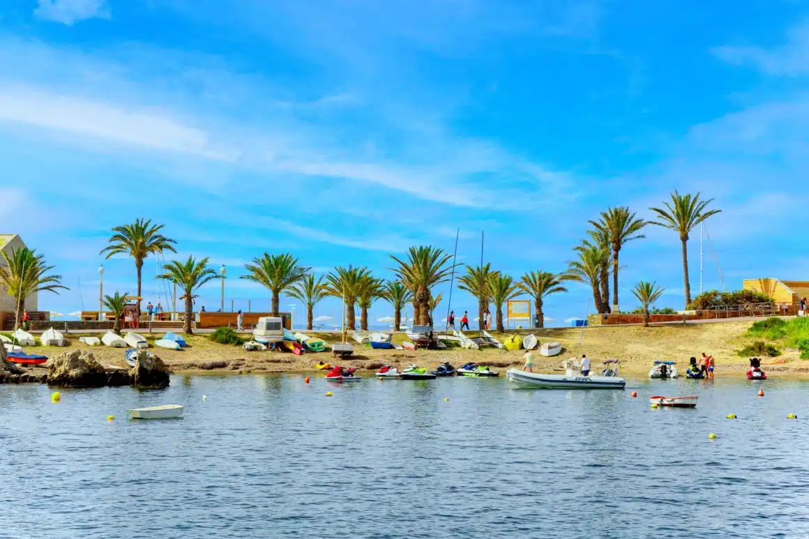 Île de Tabarca vue depuis la mer avec ses eaux cristallines et ses remparts historiques au large d'Alicante