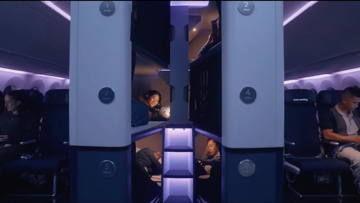 Couchettes Skynest d'Air New Zealand avec six lits superposés dans un Boeing 787-9 Dreamliner pour dormir allongé en classe économique