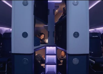 Couchettes Skynest d'Air New Zealand avec six lits superposés dans un Boeing 787-9 Dreamliner pour dormir allongé en classe économique