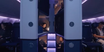 Couchettes Skynest d'Air New Zealand avec six lits superposés dans un Boeing 787-9 Dreamliner pour dormir allongé en classe économique