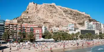 Vue panoramique sur la baie d'Alicante depuis le château de Santa Bárbara avec la mer Méditerranée en arrière-plan