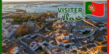 Vue panoramique sur Faro et la vieille ville fortifiée avec la Ria Formosa en arrière-plan au Portugal