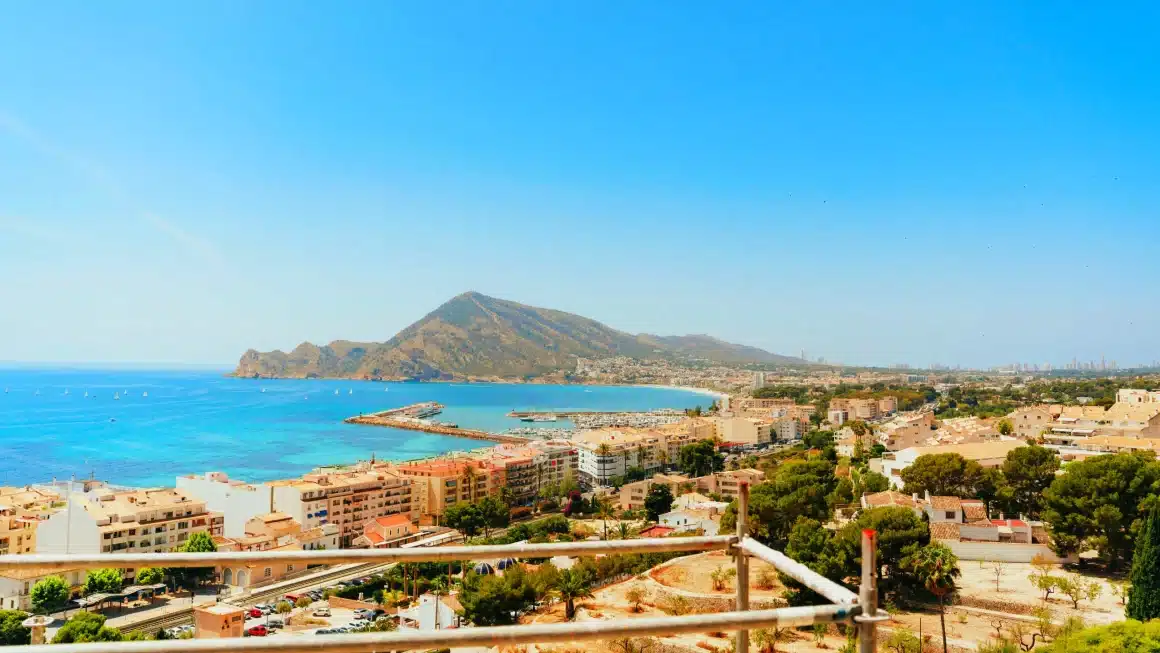 Vue aérienne du centre-ville d'Alicante avec le château, la plage du Postiguet et le port de plaisance