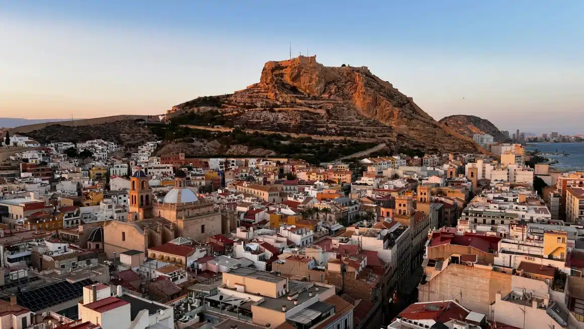 Vue sur les toits du centre historique d'Alicante depuis une terrasse d'hôtel